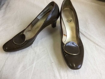 Womens, Shoe, NATURALIZER, Brown, Gold, Patent Leather, Solid, 7.5, Pump with Rounded Square Toes, with Circular Panel with Gold Metallic Piping, 2.5" Heel, **Scuffed, Has Some White Streaks
