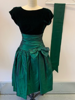 NO LABEL, Dk Green, Iridescent Green, Polyester, Solid, Cap Sleeves, Round Neck, Velvet Top, Side Bow, Side Zipper, With Matching Shawl, Shoulder Pads
