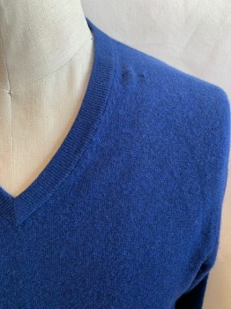 Mens, Pullover Sweater, BLOOMINGDALE'S, Dk Blue, Cashmere, Solid, XL, V-neck, Ribbed Knit Neck/Waistband/Cuff, Long Sleeves